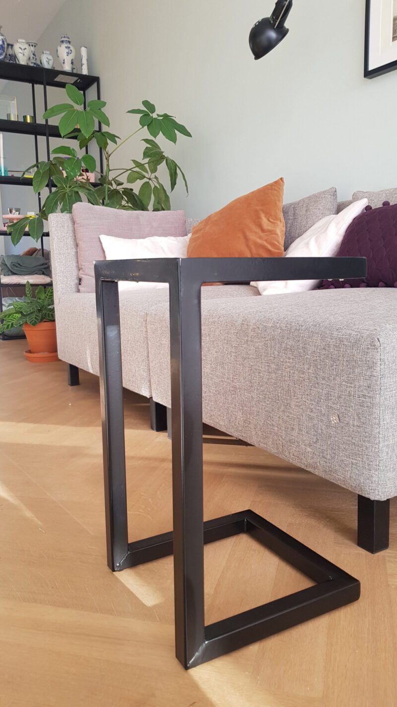 Stalen meubels - stalen bijzettafel bankirai hout Stalen meubels - stalen bijzettafel bankirai hout