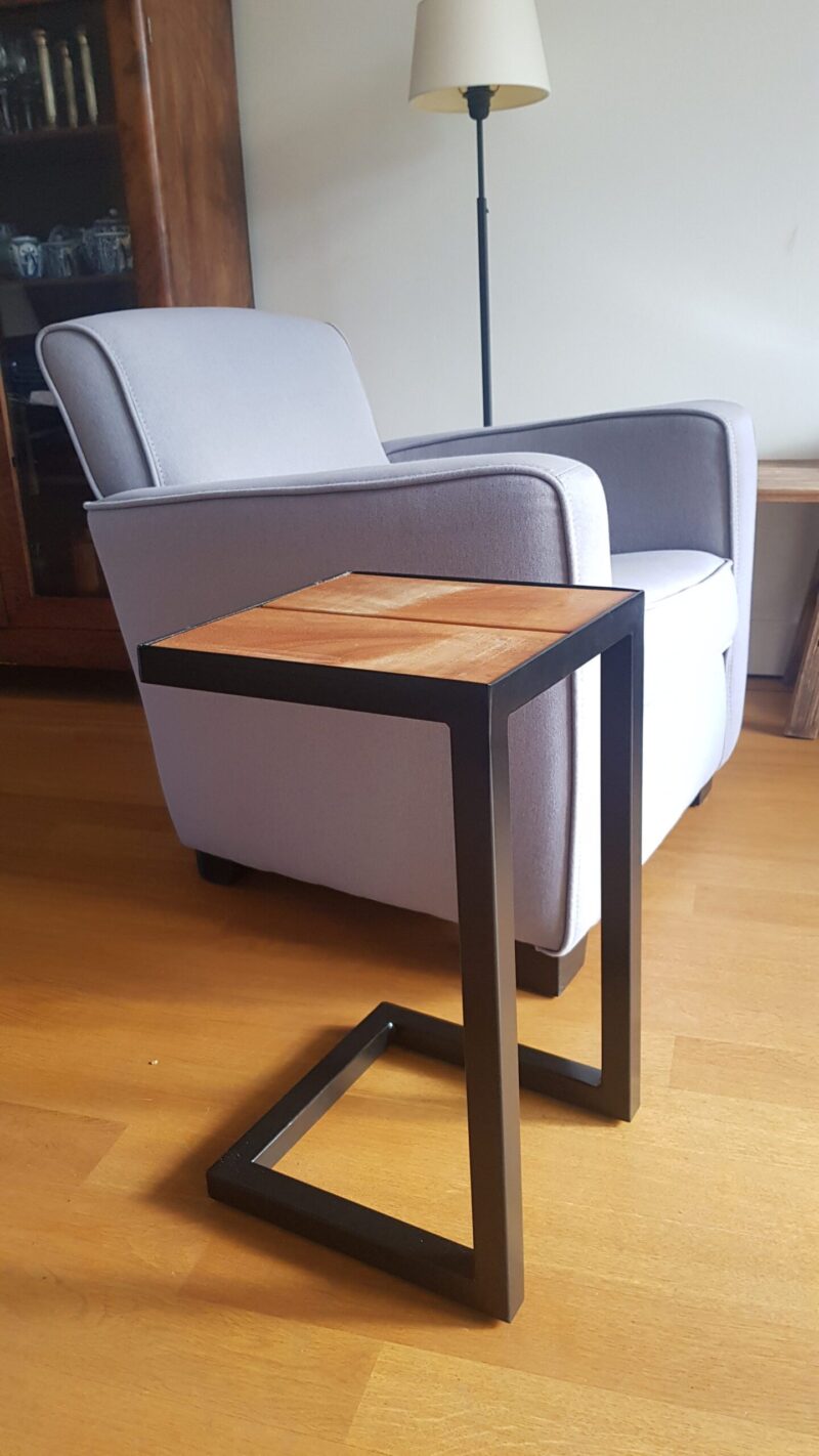 Stalen meubels - stalen bijzettafel bankirai hout Stalen meubels - stalen bijzettafel bankirai hout
