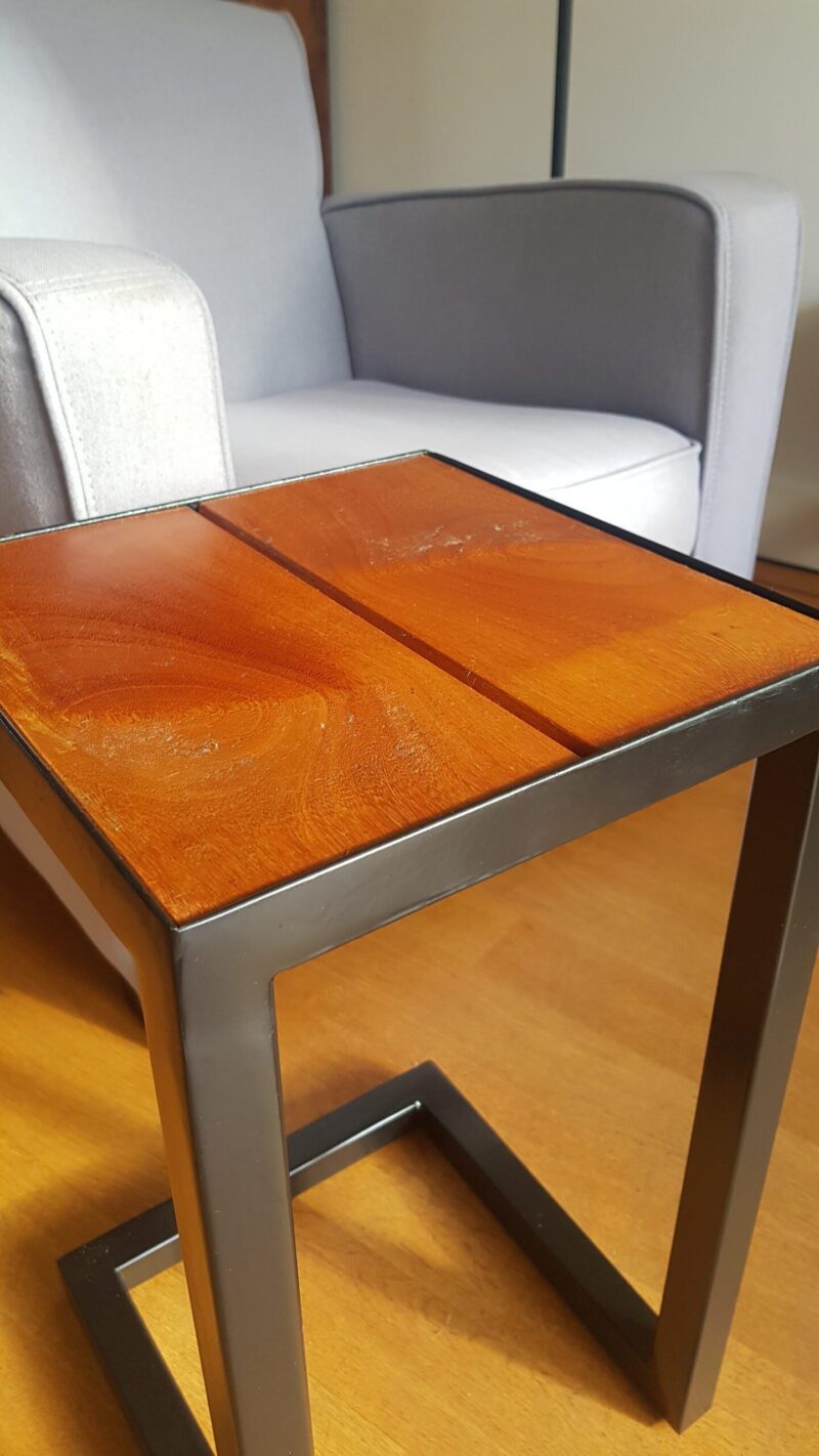 Stalen meubels - stalen bijzettafel bankirai hout 30x30x52 Stalen meubels - stalen bijzettafel bankirai hout