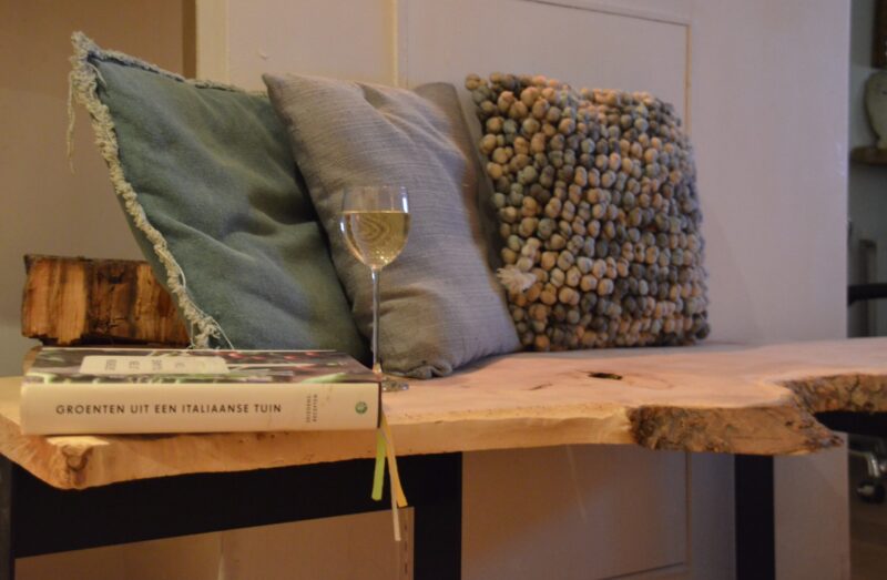 Boomstam bank tafel Mr Woodworm zwart stalen frame poedercoat (1) Stalen meubels - Boomstam bank tafel Mr Woodworm zwart stalen frame poedercoat close-up