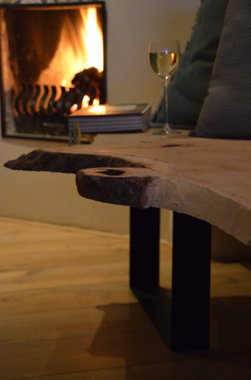 Boomstam bank tafel Mr Woodworm zwart stalen frame poedercoat (10) Boomstam bank tafel Mr Woodworm zwart stalen frame poedercoat houten blad bank close up schors