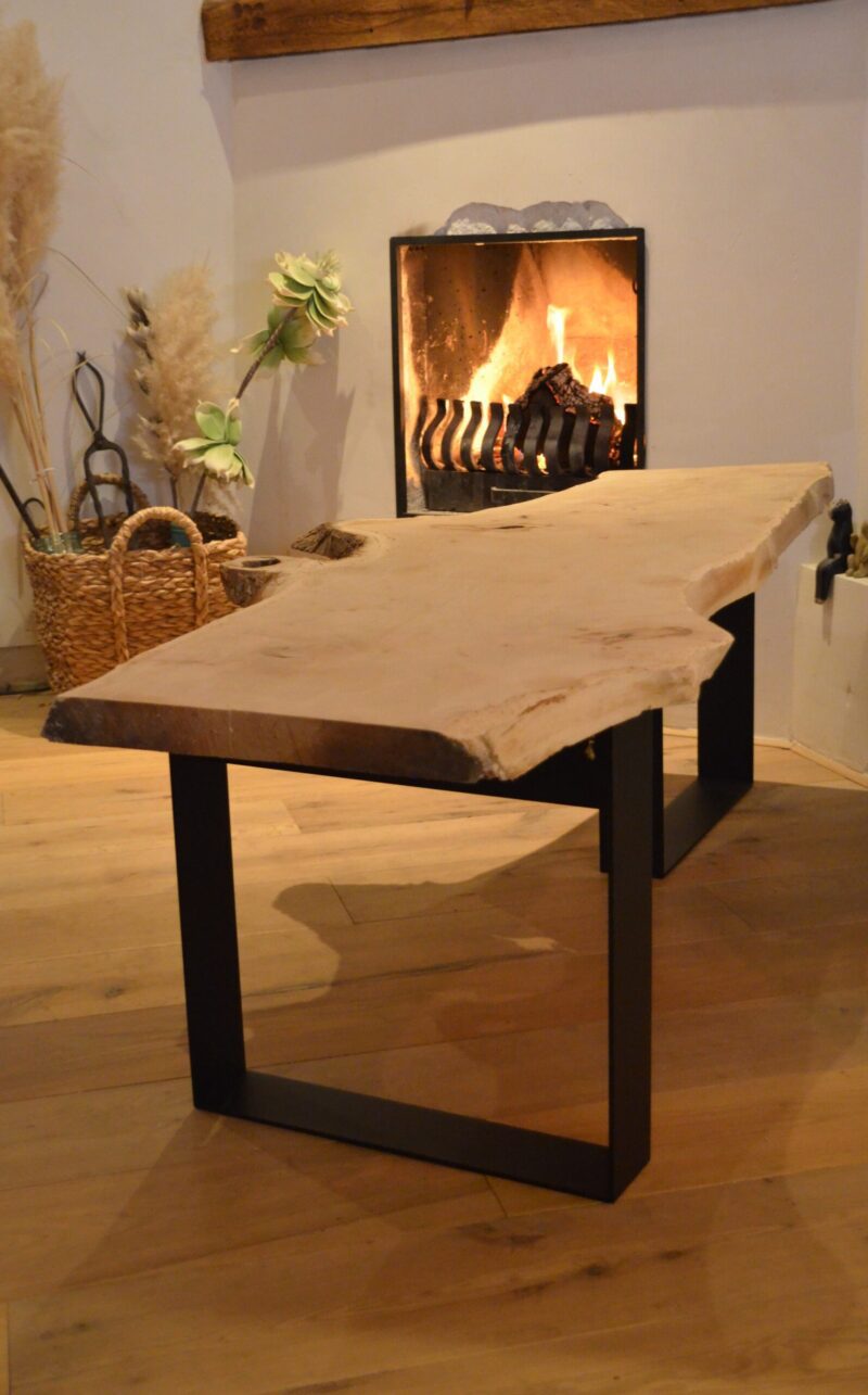 Boomstam bank tafel Mr Woodworm zwart stalen frame poedercoat (2) Stalen meubels - Boomstam bank tafel zwart stalen frame poedercoat blad