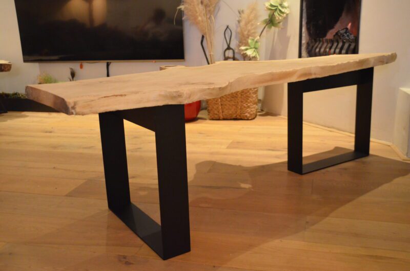 Boomstam bank tafel Mr Woodworm zwart stalen frame poedercoat (4) Boomstam bank tafel Mr Woodworm zwart stalen frame poedercoat houten blad en stalen frame