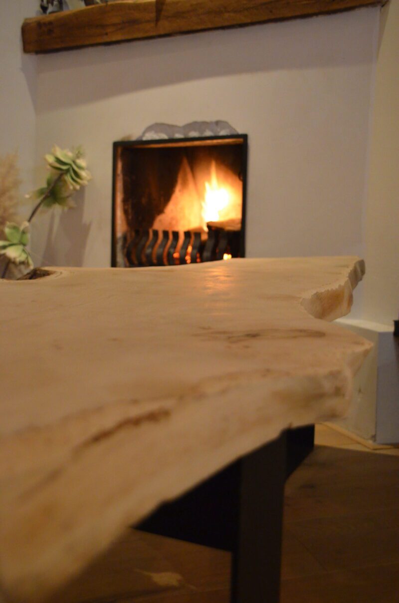 Boomstam bank tafel Mr Woodworm zwart stalen frame poedercoat (5) Boomstam bank tafel Mr Woodworm zwart stalen frame poedercoat houten blad close-up