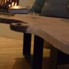 Boomstam bank tafel Mr Woodworm zwart stalen frame poedercoat houten blad bank close up