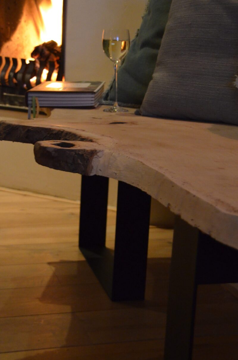 Boomstam bank tafel Mr Woodworm zwart stalen frame poedercoat (8) Boomstam bank tafel Mr Woodworm zwart stalen frame poedercoat houten blad bank close up