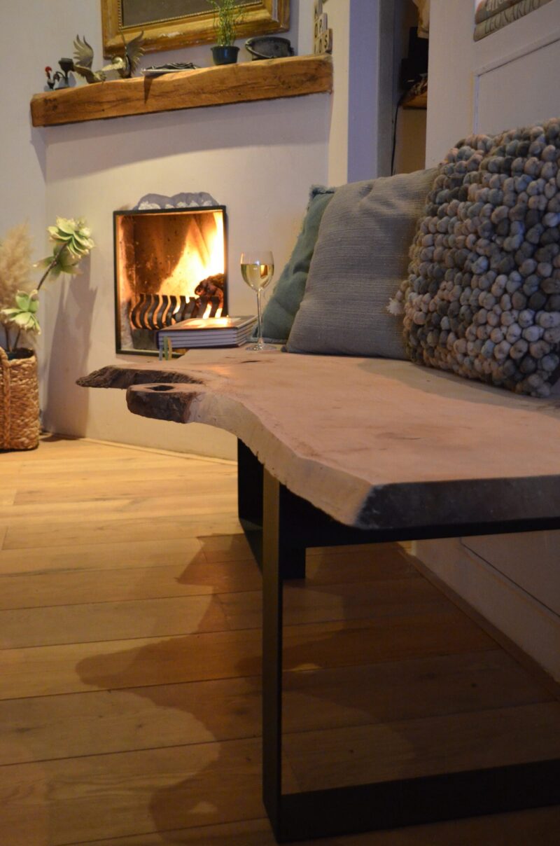 Boomstam bank tafel Mr Woodworm zwart stalen frame poedercoat (9) Boomstam bank tafel Mr Woodworm zwart stalen frame poedercoat houten blad bank close up dikte blad