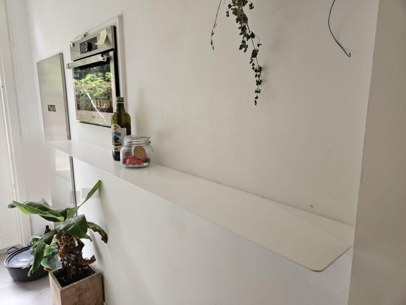 Metalen wandplank keuken