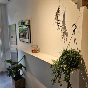 Metalen wandplank interieur wit stalen plank keuken Metalen-wandplank-interieur-wit-stalen-plank-keuken