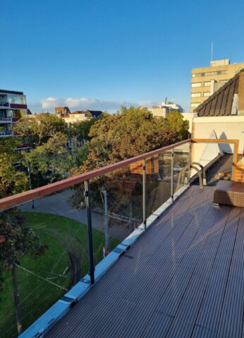 Stalen balustrade met glas dakterras